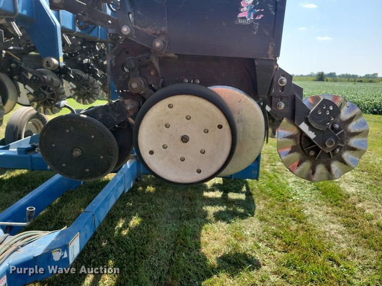 image for item DN4099 Kinze 3500  split row planter