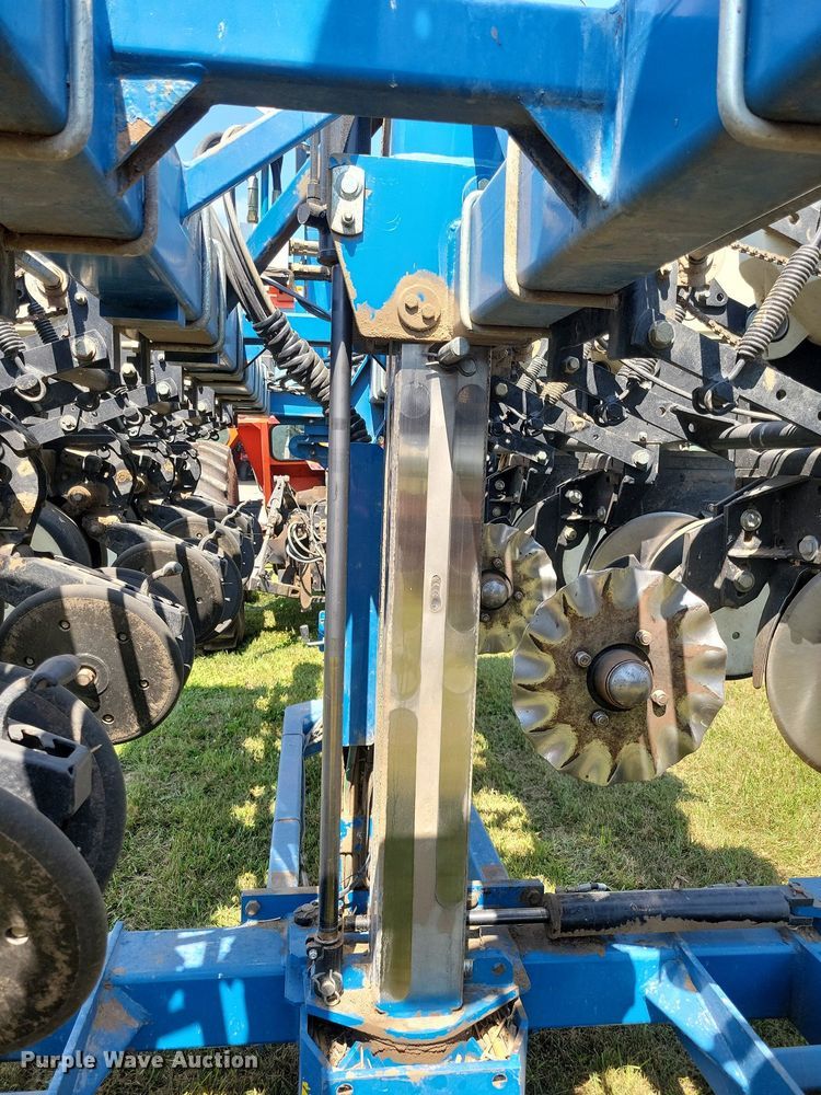 image for item DN4099 Kinze 3500  split row planter