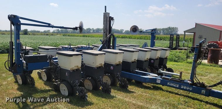 image for item DN4099 Kinze 3500  split row planter