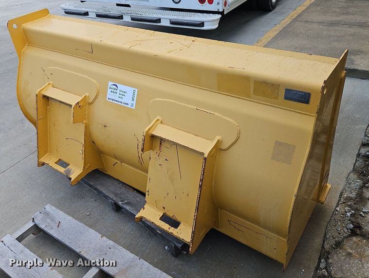 image for item DP2415 John Deere AT413236  loader bucket