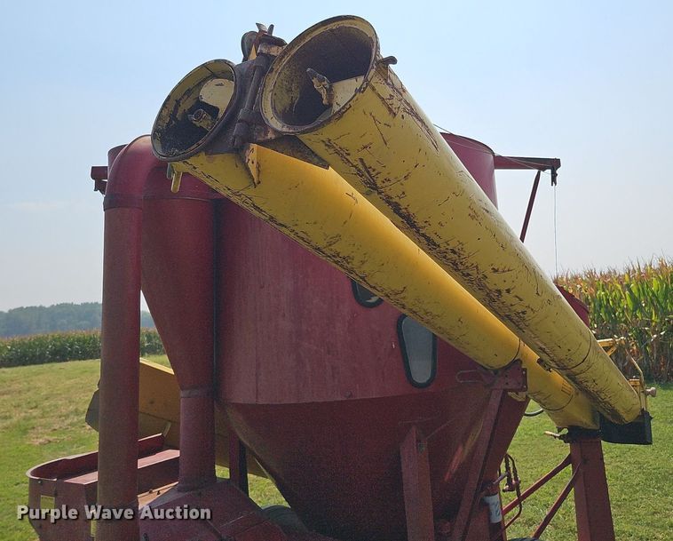 image for item DQ0304 New Holland 355  feed mixer