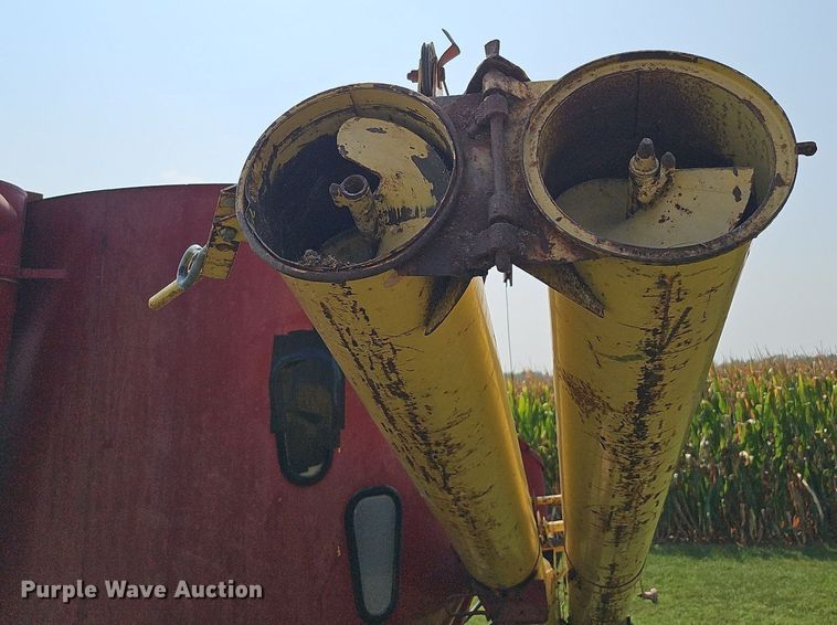 image for item DQ0304 New Holland 355  feed mixer