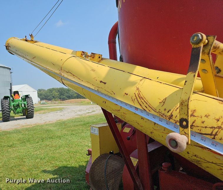 image for item DQ0304 New Holland 355  feed mixer