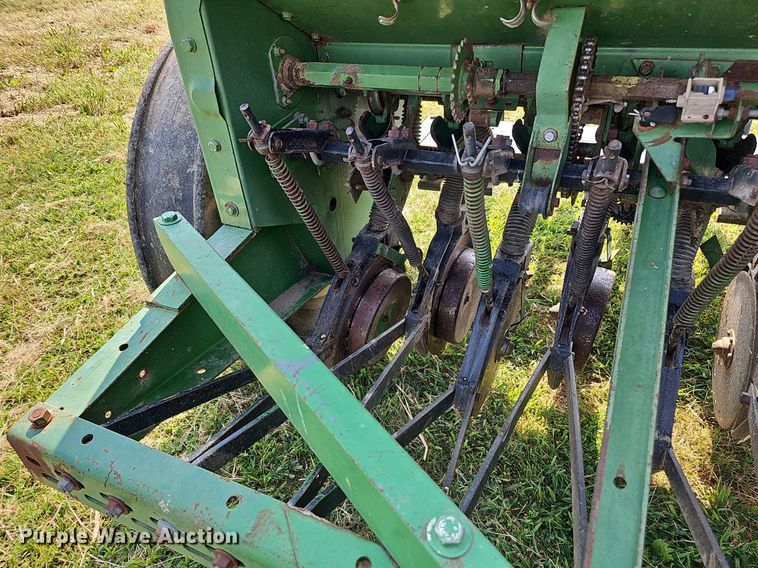 image for item DQ0305 John Deere 8350 266D  grain drill