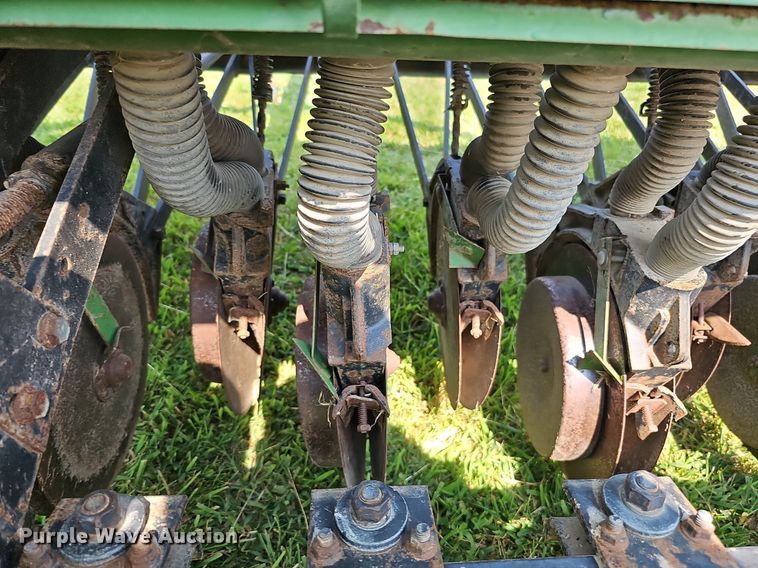 image for item DQ0305 John Deere 8350 266D  grain drill