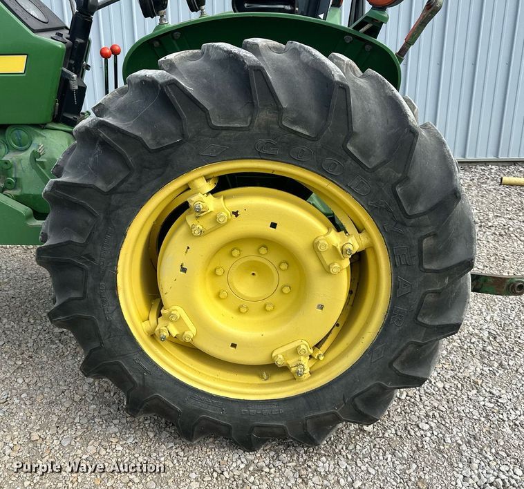 image for item DS2275 1980 John Deere 2040  tractor