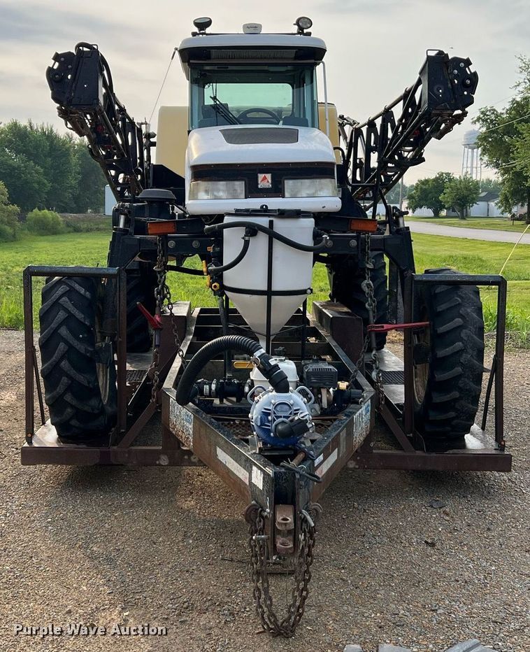 image for item II9173 SpraCoupe 4455  sprayer with Duo Lift trailer