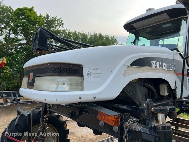 image for item II9173 SpraCoupe 4455  sprayer with Duo Lift trailer