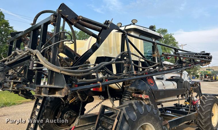 image for item II9173 SpraCoupe 4455  sprayer with Duo Lift trailer