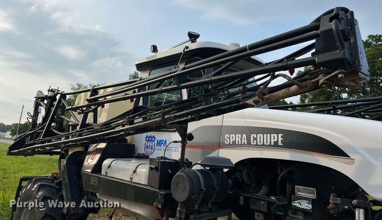 image for item II9173 SpraCoupe 4455  sprayer with Duo Lift trailer