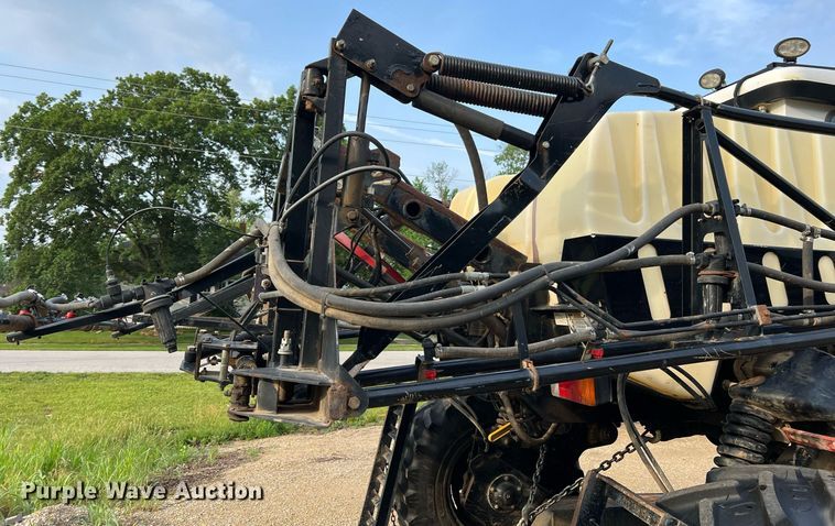 image for item II9173 SpraCoupe 4455  sprayer with Duo Lift trailer