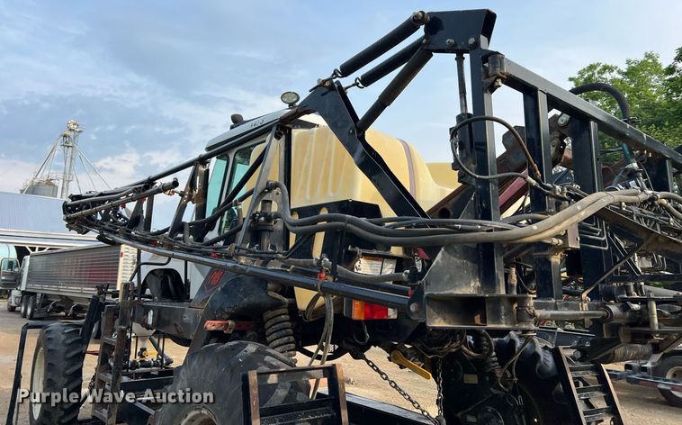 image for item II9173 SpraCoupe 4455  sprayer with Duo Lift trailer