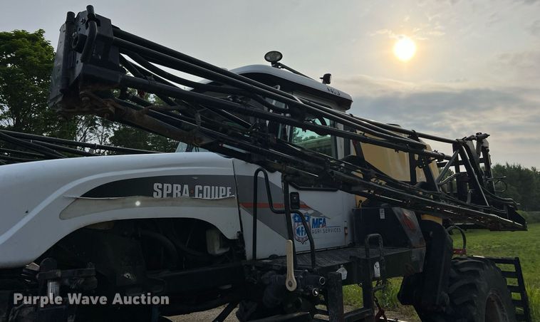 image for item II9173 SpraCoupe 4455  sprayer with Duo Lift trailer