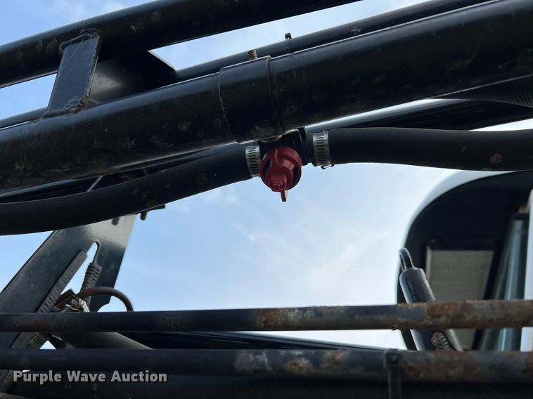 image for item II9173 SpraCoupe 4455  sprayer with Duo Lift trailer