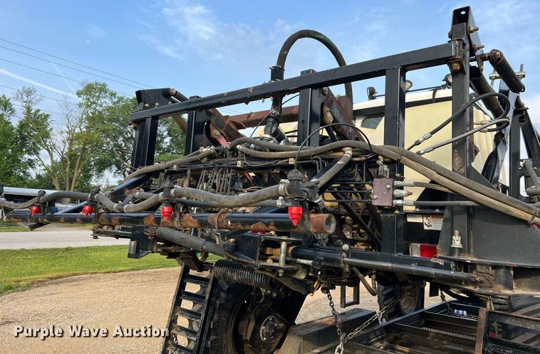 image for item II9173 SpraCoupe 4455  sprayer with Duo Lift trailer