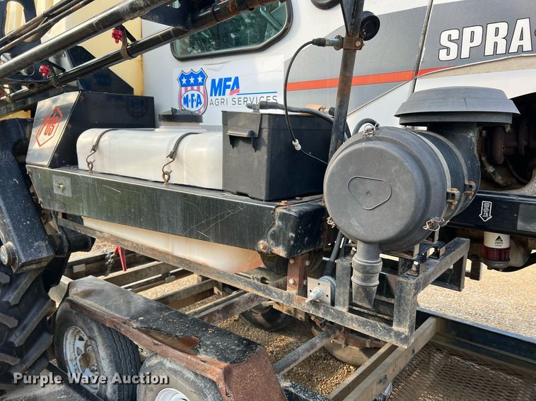 image for item II9173 SpraCoupe 4455  sprayer with Duo Lift trailer