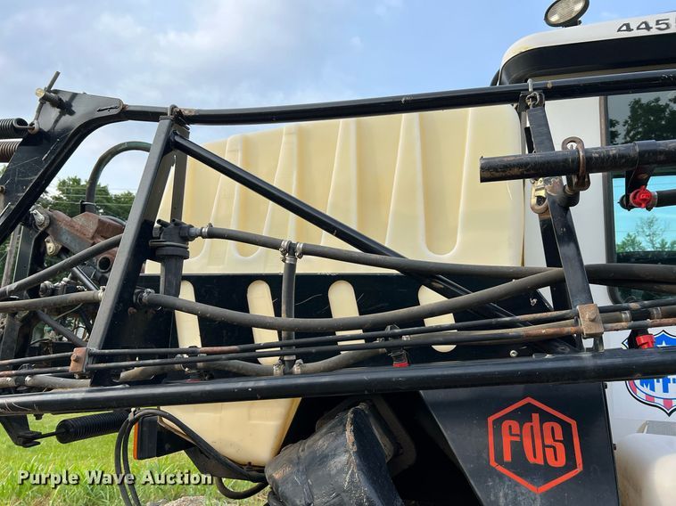 image for item II9173 SpraCoupe 4455  sprayer with Duo Lift trailer