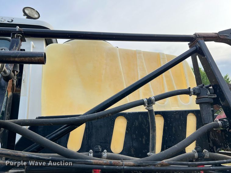 image for item II9173 SpraCoupe 4455  sprayer with Duo Lift trailer