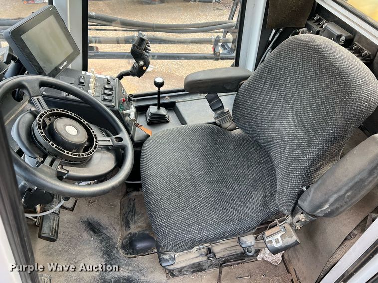 image for item II9173 SpraCoupe 4455  sprayer with Duo Lift trailer