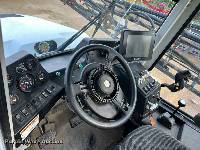 image for item II9173 SpraCoupe 4455  sprayer with Duo Lift trailer