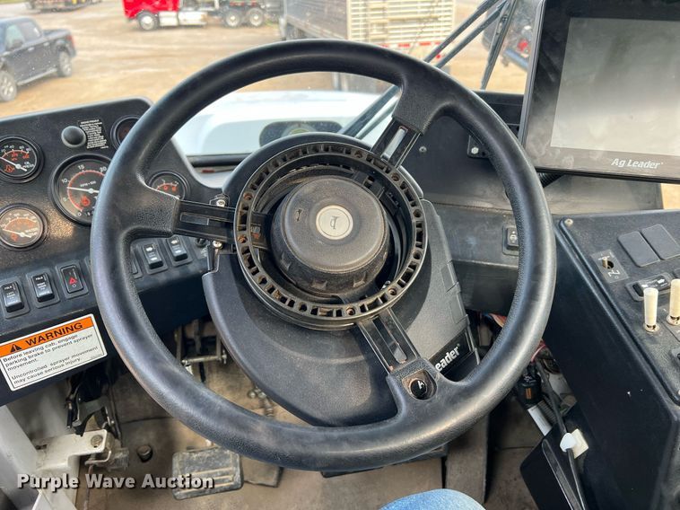 image for item II9173 SpraCoupe 4455  sprayer with Duo Lift trailer