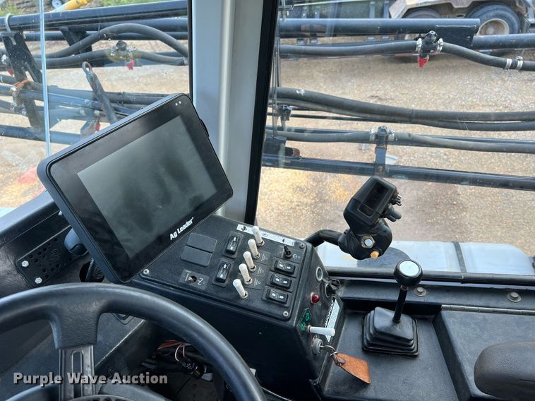 image for item II9173 SpraCoupe 4455  sprayer with Duo Lift trailer