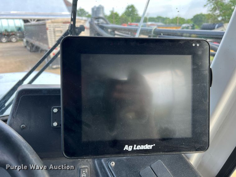 image for item II9173 SpraCoupe 4455  sprayer with Duo Lift trailer