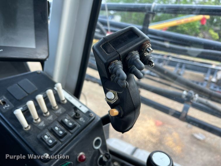 image for item II9173 SpraCoupe 4455  sprayer with Duo Lift trailer