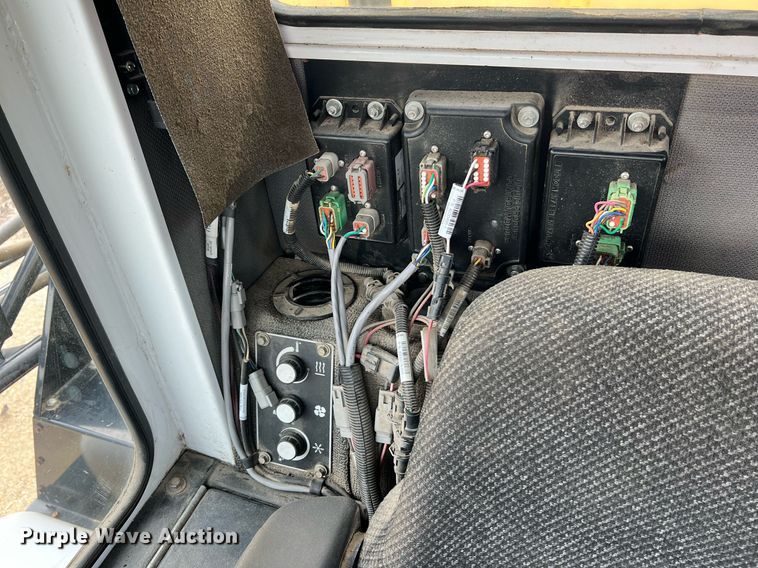 image for item II9173 SpraCoupe 4455  sprayer with Duo Lift trailer