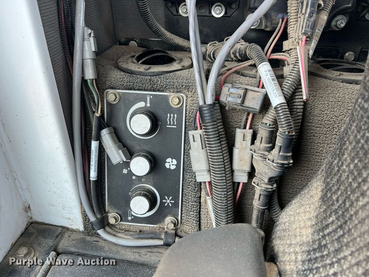 image for item II9173 SpraCoupe 4455  sprayer with Duo Lift trailer