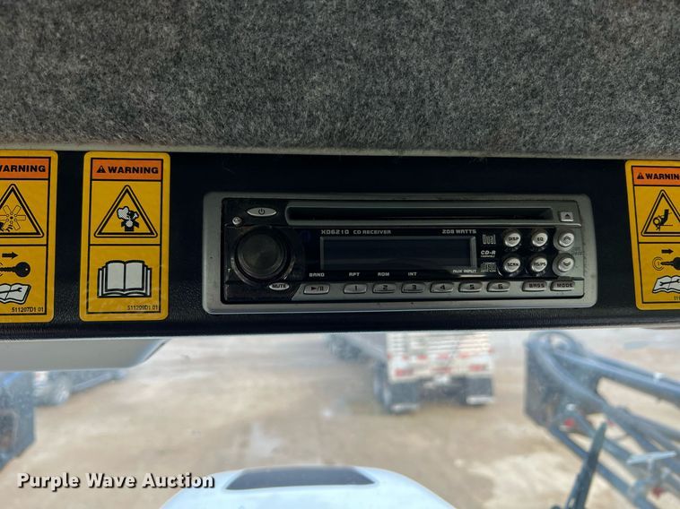 image for item II9173 SpraCoupe 4455  sprayer with Duo Lift trailer