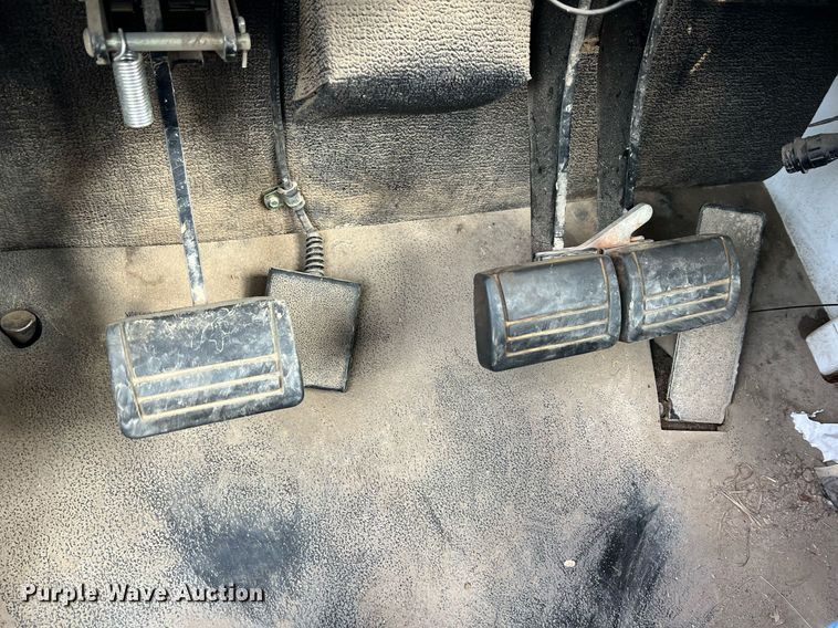 image for item II9173 SpraCoupe 4455  sprayer with Duo Lift trailer