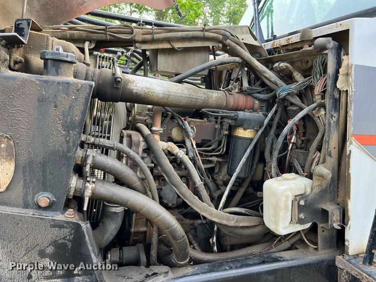 image for item II9173 SpraCoupe 4455  sprayer with Duo Lift trailer