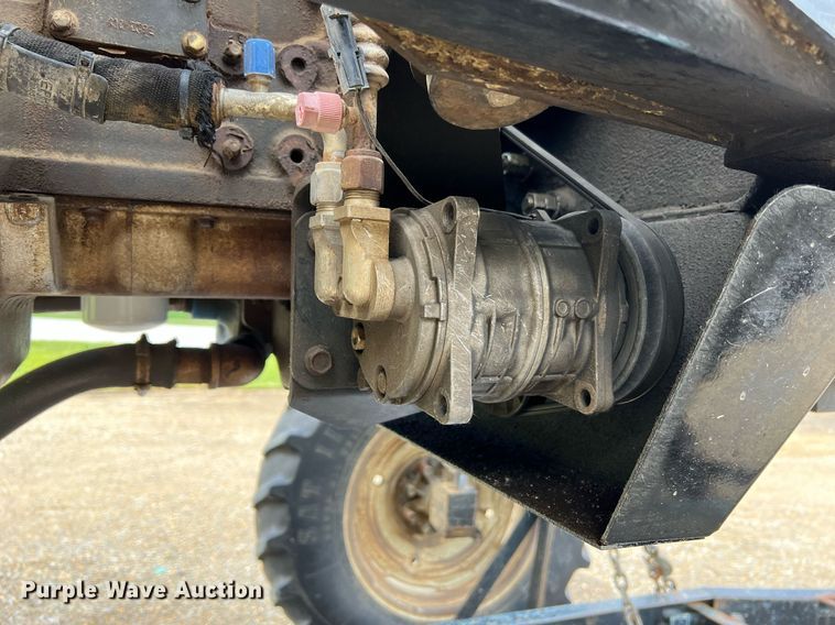 image for item II9173 SpraCoupe 4455  sprayer with Duo Lift trailer