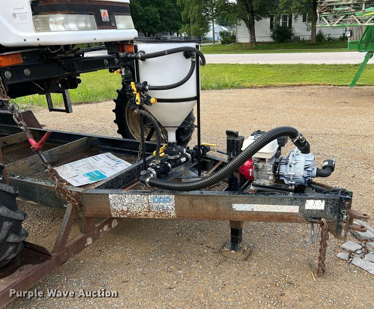 image for item II9173 SpraCoupe 4455  sprayer with Duo Lift trailer