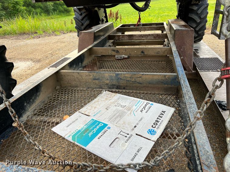 image for item II9173 SpraCoupe 4455  sprayer with Duo Lift trailer