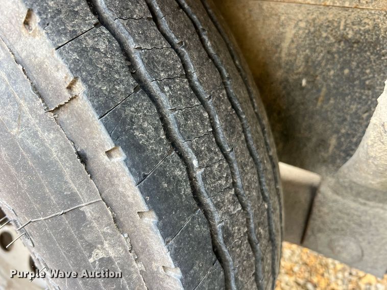 image for item II9173 SpraCoupe 4455  sprayer with Duo Lift trailer