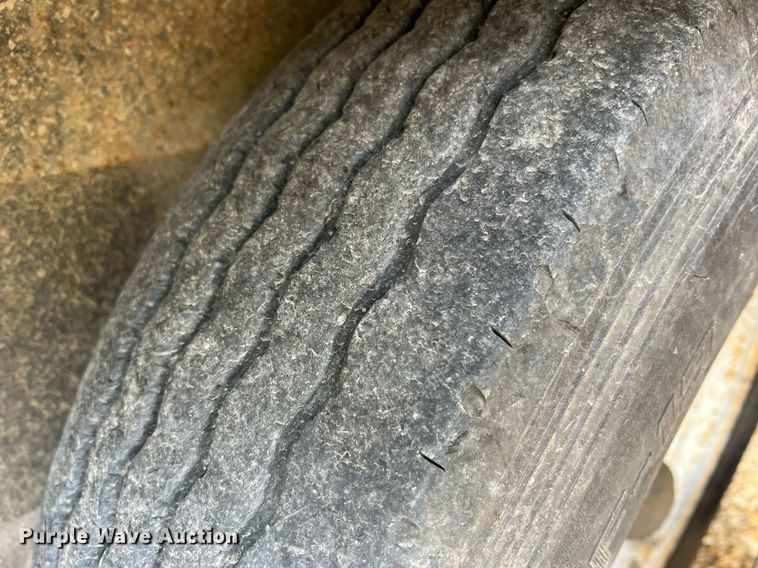 image for item II9173 SpraCoupe 4455  sprayer with Duo Lift trailer