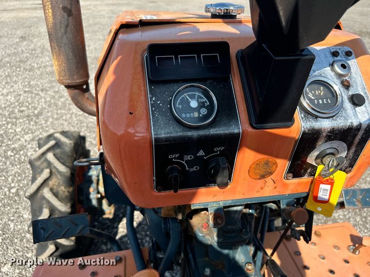 image for item KW9058 1984 Kubota B7200  MFWD tractor