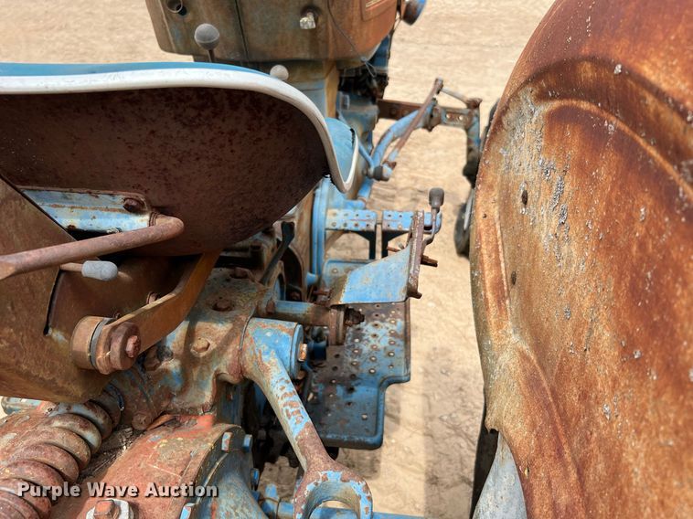 image for item LF9476 Ford 2000  tractor