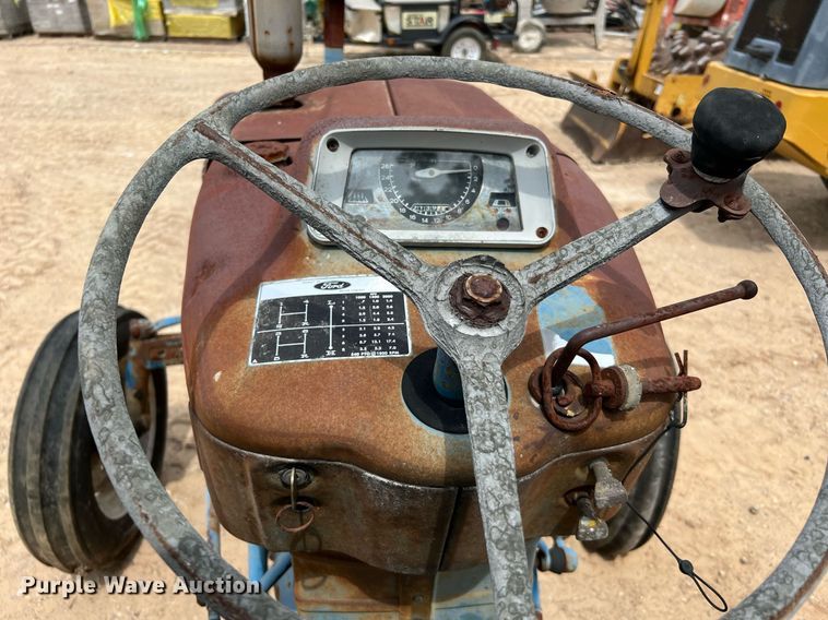image for item LF9476 Ford 2000  tractor