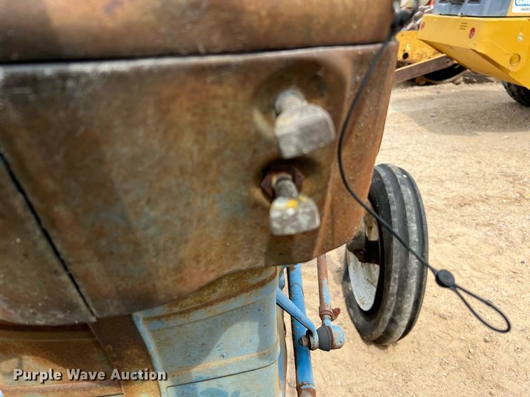 image for item LF9476 Ford 2000  tractor