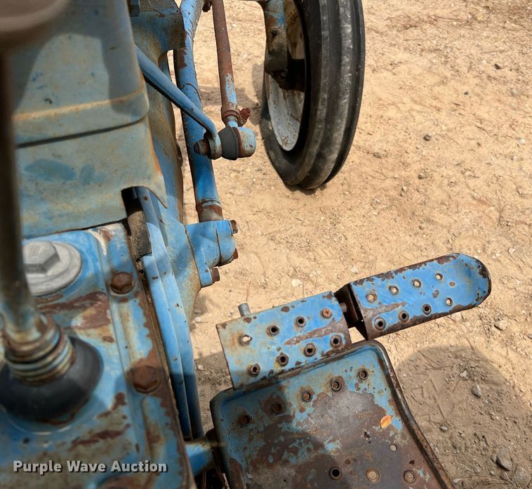 image for item LF9476 Ford 2000  tractor