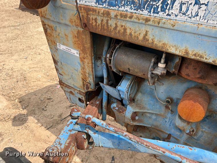 image for item LF9476 Ford 2000  tractor