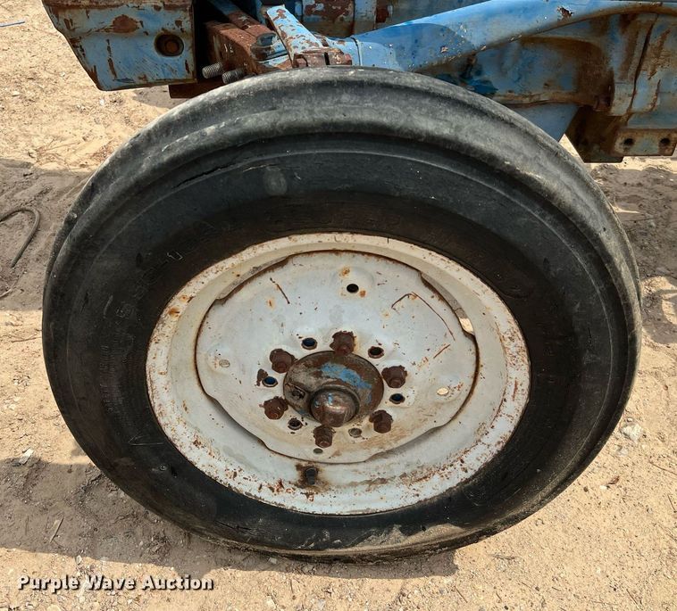 image for item LF9476 Ford 2000  tractor