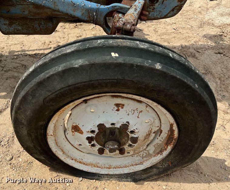 image for item LF9476 Ford 2000  tractor