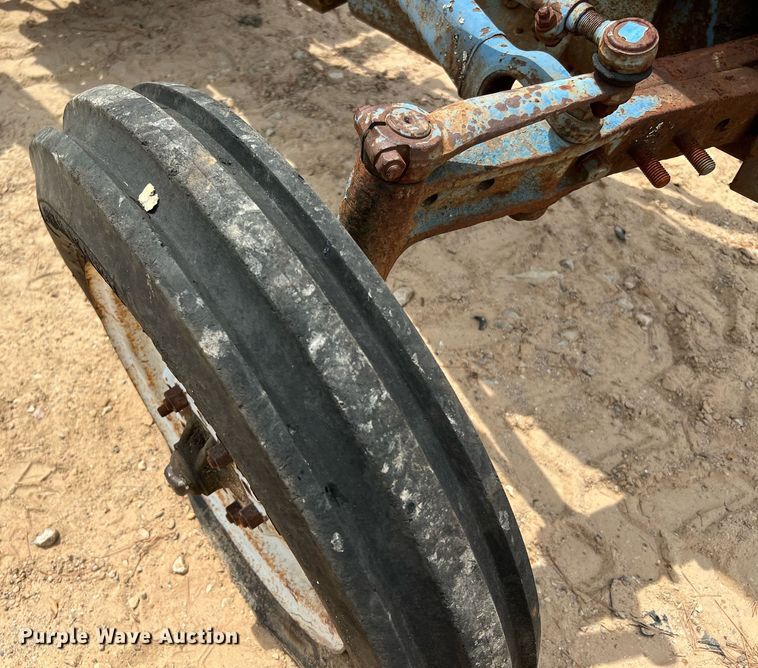 image for item LF9476 Ford 2000  tractor