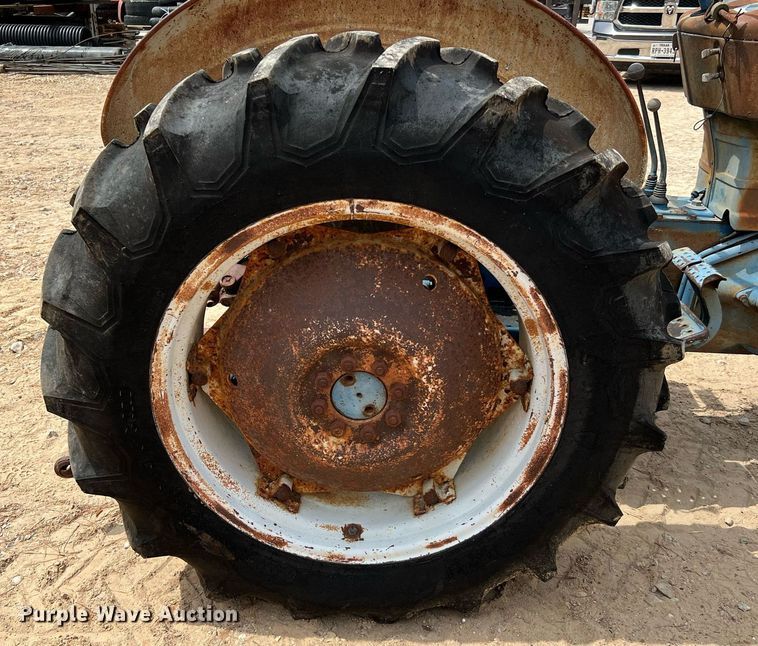 image for item LF9476 Ford 2000  tractor
