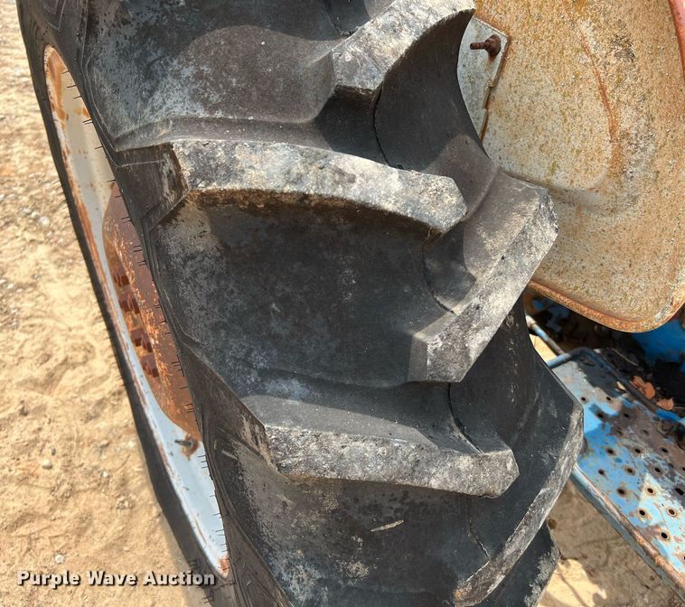 image for item LF9476 Ford 2000  tractor