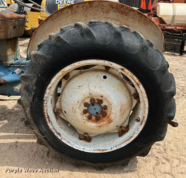 image for item LF9476 Ford 2000  tractor